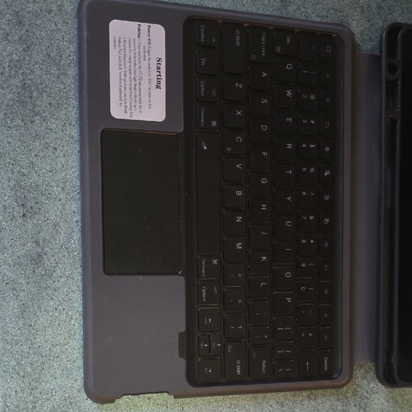 Ipad Pro 10.5 And Black Tablet Keyboard Case - Picture 3 of 3